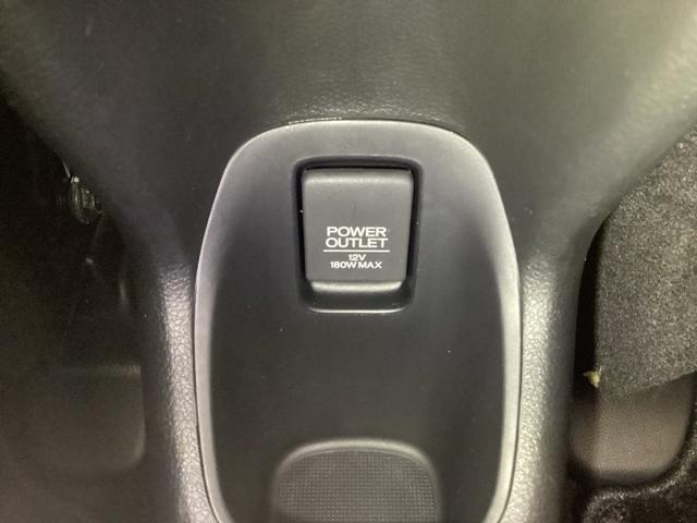 アームレストの後ろ側にはカップホルダーと、その中にあるアクセサリーソケットはＵＳＢのアダプターをつければ移動中に充電もできるので便利です。