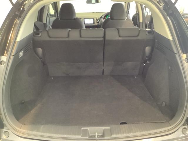 ラゲッジも広く使いやすいトランクは、開口部も広く荷物の積み下ろしもしやすいお車となっております。リアシートの背もたれは６：４の割合で分割して可倒できるので、長いお荷物などを載せることもできます。