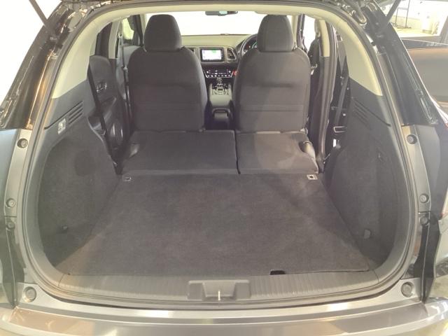 リアシートの背もたれは女性でも容易にシートアレンジが出来るように設定しており、ワンアクションで倒すことも起こすことも可能です。後部座席すべてをフラットな状態にも出来ます。