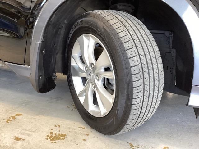 精悍なデザインの純正アルミホイールを装備しています。足元を引き立てて、美しいボディラインを一層引き締めてくれています。