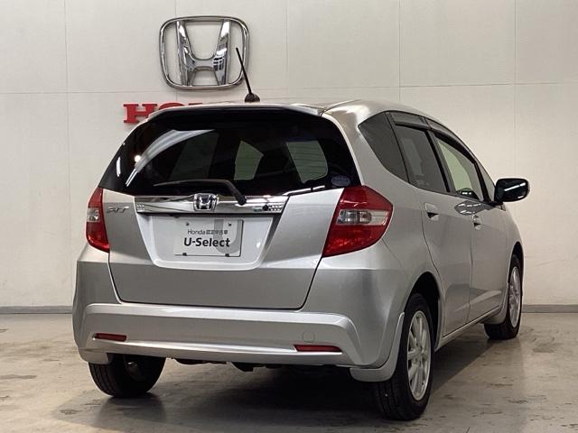 フィット 13G・スマートセレクションファインスタイル 光触媒抗菌消臭施工済 エンジンスターター ナビ ETC 盗難防止装置 DVD キーレス 地デジ オートエアコン バックカメラ パワーウィンドウ ABS 4WD パワーステアリング スマートキー(3枚目)