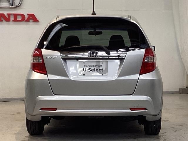 フィット 13G・スマートセレクションファインスタイル 光触媒抗菌消臭施工済 エンジンスターター ナビ ETC 盗難防止装置 DVD キーレス 地デジ オートエアコン バックカメラ パワーウィンドウ ABS 4WD パワーステアリング スマートキー(4枚目)