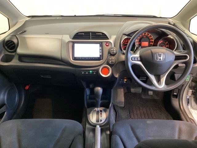 フィット 13G・スマートセレクションファインスタイル 光触媒抗菌消臭施工済 エンジンスターター ナビ ETC 盗難防止装置 DVD キーレス 地デジ オートエアコン バックカメラ パワーウィンドウ ABS 4WD パワーステアリング スマートキー(5枚目)