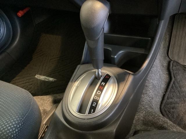 フィット 13G・スマートセレクションファインスタイル 光触媒抗菌消臭施工済 エンジンスターター ナビ ETC 盗難防止装置 DVD キーレス 地デジ オートエアコン バックカメラ パワーウィンドウ ABS 4WD パワーステアリング スマートキー(8枚目)