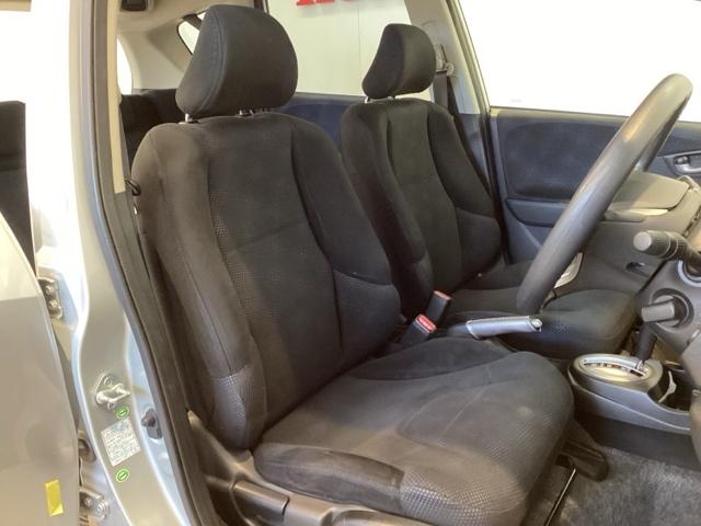 フィット 13G・スマートセレクションファインスタイル 光触媒抗菌消臭施工済 エンジンスターター ナビ ETC 盗難防止装置 DVD キーレス 地デジ オートエアコン バックカメラ パワーウィンドウ ABS 4WD パワーステアリング スマートキー(16枚目)