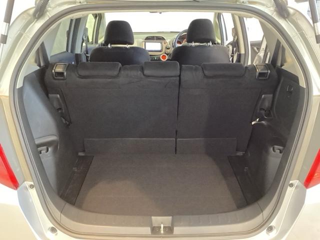 フィット 13G・スマートセレクションファインスタイル 光触媒抗菌消臭施工済 エンジンスターター ナビ ETC 盗難防止装置 DVD キーレス 地デジ オートエアコン バックカメラ パワーウィンドウ ABS 4WD パワーステアリング スマートキー(19枚目)