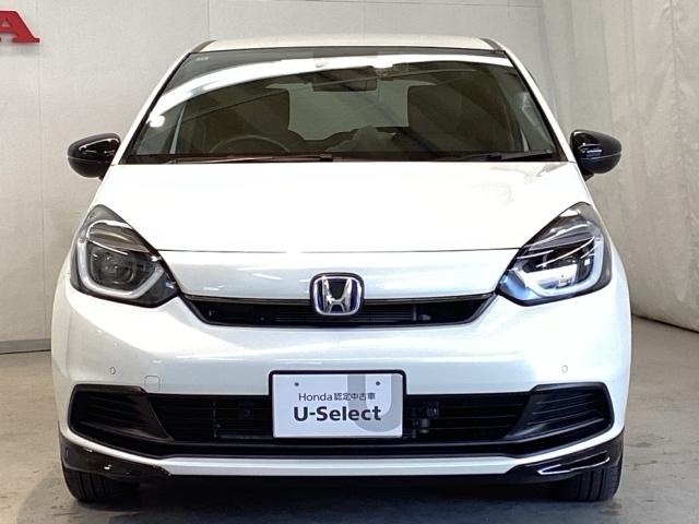 フィット ｅ：ＨＥＶホームブラックスタイル　中古スタッドレスタイヤ、純正メモリーナビ、ドライブレコーダー前後装着＋ＥＴＣ付　当社デモカー　Ｂカメラ　ドラレコ　アイドリングストップ　オートクルーズコントロール　ＬＥＤヘッドランプ　４ＷＤ　フルセグ（4枚目）