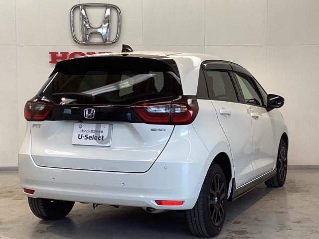 フィット ｅ：ＨＥＶホームブラックスタイル　中古スタッドレスタイヤ、純正メモリーナビ、ドライブレコーダー前後装着＋ＥＴＣ付　当社デモカー　Ｂカメラ　ドラレコ　アイドリングストップ　オートクルーズコントロール　ＬＥＤヘッドランプ　４ＷＤ　フルセグ（5枚目）