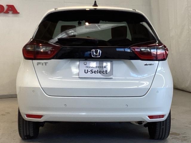 フィット ｅ：ＨＥＶホームブラックスタイル　中古スタッドレスタイヤ、純正メモリーナビ、ドライブレコーダー前後装着＋ＥＴＣ付　当社デモカー　Ｂカメラ　ドラレコ　アイドリングストップ　オートクルーズコントロール　ＬＥＤヘッドランプ　４ＷＤ　フルセグ（6枚目）