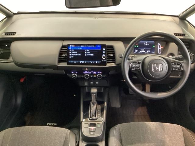 フィット ｅ：ＨＥＶホームブラックスタイル　中古スタッドレスタイヤ、純正メモリーナビ、ドライブレコーダー前後装着＋ＥＴＣ付　当社デモカー　Ｂカメラ　ドラレコ　アイドリングストップ　オートクルーズコントロール　ＬＥＤヘッドランプ　４ＷＤ　フルセグ（7枚目）