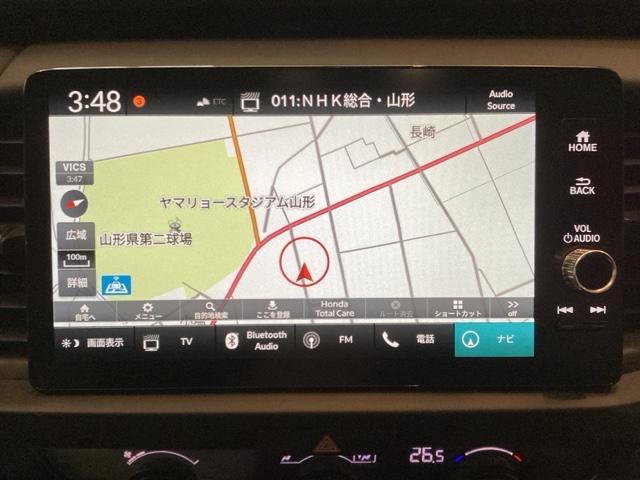 フィット ｅ：ＨＥＶホームブラックスタイル　中古スタッドレスタイヤ、純正メモリーナビ、ドライブレコーダー前後装着＋ＥＴＣ付　当社デモカー　Ｂカメラ　ドラレコ　アイドリングストップ　オートクルーズコントロール　ＬＥＤヘッドランプ　４ＷＤ　フルセグ（9枚目）