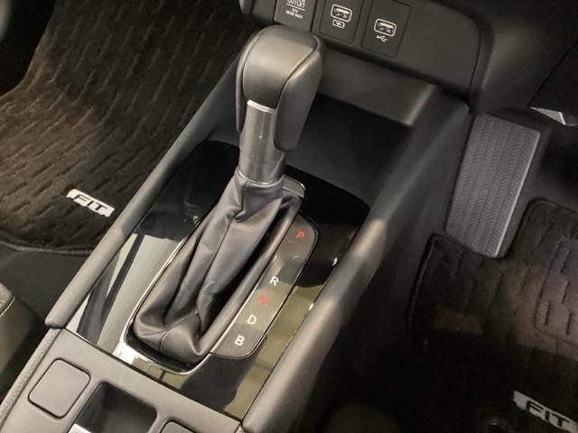 フィット ｅ：ＨＥＶホームブラックスタイル　中古スタッドレスタイヤ、純正メモリーナビ、ドライブレコーダー前後装着＋ＥＴＣ付　当社デモカー　Ｂカメラ　ドラレコ　アイドリングストップ　オートクルーズコントロール　ＬＥＤヘッドランプ　４ＷＤ　フルセグ（11枚目）