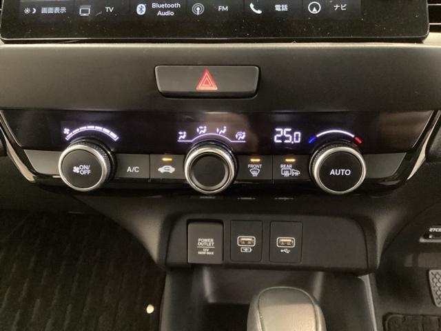 フィット ｅ：ＨＥＶホームブラックスタイル　中古スタッドレスタイヤ、純正メモリーナビ、ドライブレコーダー前後装着＋ＥＴＣ付　当社デモカー　Ｂカメラ　ドラレコ　アイドリングストップ　オートクルーズコントロール　ＬＥＤヘッドランプ　４ＷＤ　フルセグ（13枚目）