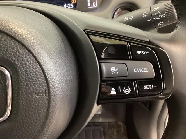 フィット ｅ：ＨＥＶホームブラックスタイル　中古スタッドレスタイヤ、純正メモリーナビ、ドライブレコーダー前後装着＋ＥＴＣ付　当社デモカー　Ｂカメラ　ドラレコ　アイドリングストップ　オートクルーズコントロール　ＬＥＤヘッドランプ　４ＷＤ　フルセグ（16枚目）