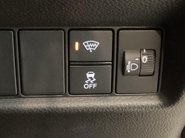 フィット ｅ：ＨＥＶホームブラックスタイル　中古スタッドレスタイヤ、純正メモリーナビ、ドライブレコーダー前後装着＋ＥＴＣ付　当社デモカー　Ｂカメラ　ドラレコ　アイドリングストップ　オートクルーズコントロール　ＬＥＤヘッドランプ　４ＷＤ　フルセグ（18枚目）