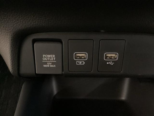 フィット ｅ：ＨＥＶホームブラックスタイル　中古スタッドレスタイヤ、純正メモリーナビ、ドライブレコーダー前後装着＋ＥＴＣ付　当社デモカー　Ｂカメラ　ドラレコ　アイドリングストップ　オートクルーズコントロール　ＬＥＤヘッドランプ　４ＷＤ　フルセグ（20枚目）