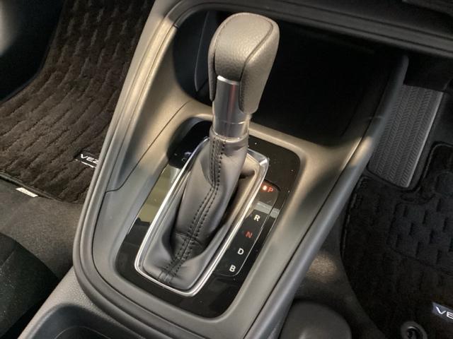 ヴェゼル ｅ：ＨＥＶＸ　光触媒抗菌消臭施工済　ドラレコ　障害物センサー　ナビ　シートヒーター　ＥＴＣ　ソナー　Ｒカメラ　クルコン　エアコン　シ－トヒ－タ－　スマキー　ＶＳＡ　ＬＥＤライト　ＤＶＤ　エアバッグ　ＡＢＳ　４ＷＤ車（9枚目）