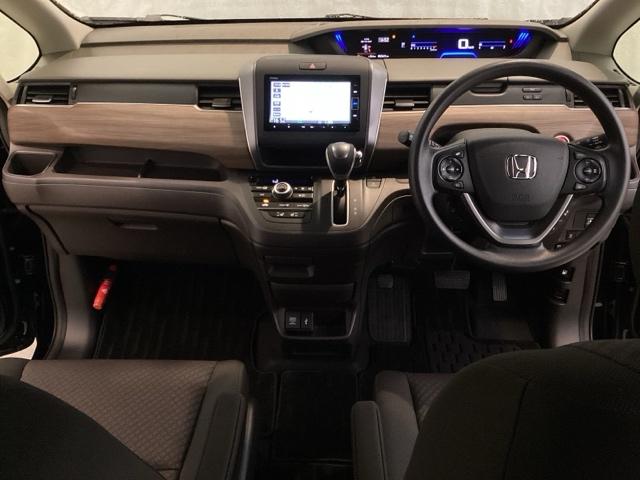 フリード＋ Ｇ・ホンダセンシング　いまコレ＋新品・フロアカーペットマット付　光触媒抗菌消臭施工済　衝突軽減Ｂ　ＤＶＤ可　両側電動ドア　Ｂモニター　ＥＣＯＮ　シートヒータ　ＬＥＤヘッドランプ　ドラレコ　４ＷＤ　オートクルーズコントロール（7枚目）