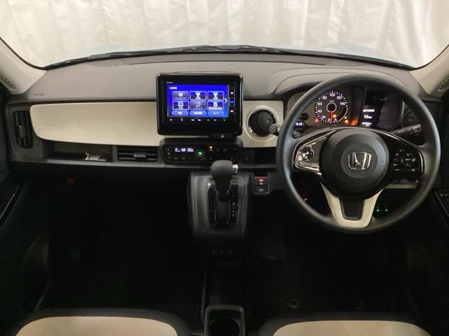 �ԓ��͌��G�}�R�ۏ��L�{�H�ςł��B�C���p�l����̓X�^�C���b�V���ȃf�U�C���ł��B�O���[�u�{�b�N�X��J�b�v�z���_�[�̂ق��Ƀg���[�Ȃǂ�������̎��[�X�y�[�X���t���Ă��܂��B