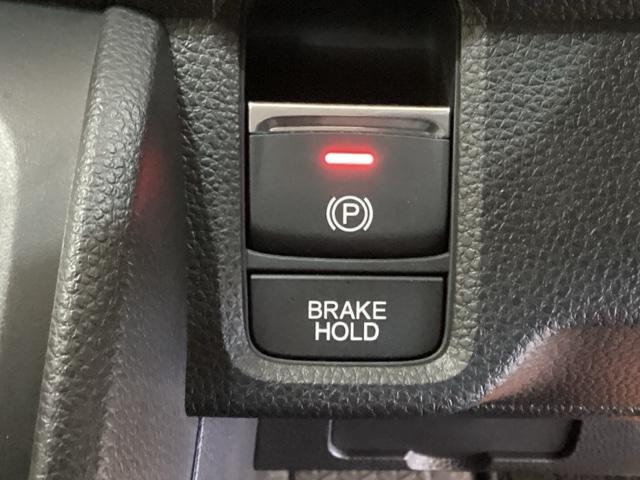 �Z���N�g���o�[�̉E�ɓd�q����p�[�L���O�u���[�L������܂��B�X�C�b�`�ЂƂŁA��Ԃ����n�_�̌X�΂Ȃǂ��V�X�e�������m�E���f���ău���[�L�͂������I�ɍœK���䂵�A���������Ԃł���p�[�L���O�V�X�e���ł��B