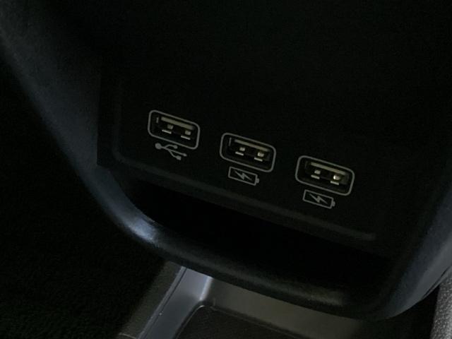 �G�A�R������p�l���̉��ɁA�����Ȃǂ̊O�����͂̉\�Ȃt�r�a�[�q��X�}�[�g�t�H���Ȃǂ̏[�d�\�Ȃt�r�a�[�q�����Ă��܂��B