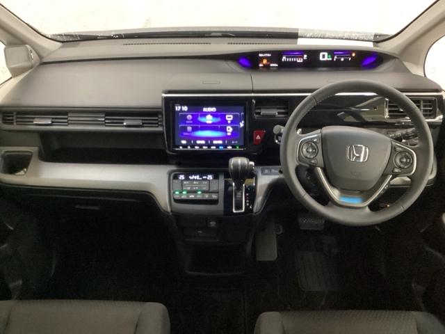 �ԓ��͌��G�}�R�ۏ��L�{�H�ςł��B�X�^�C���b�V���ȃf�U�C���ŃX�|�[�e�B�ȃC���p�l��������o���܂��B�O���[�u�{�b�N�X��J�b�v�z���_�[�̂ق��Ƀg���[�Ȃǂ�������̎��[�X�y�[�X���t���Ă��܂��B