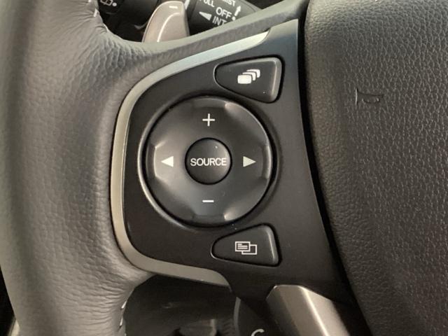 �X�e�A�����O�X�C�b�`�����Ă��܂��̂ŁA�I�[�f�B�I�̃`�����l���ύX�A�{�����[���A�W�������ύX������\�ł��B�n���h�������𗣂������S�ɑ���ł��܂��B