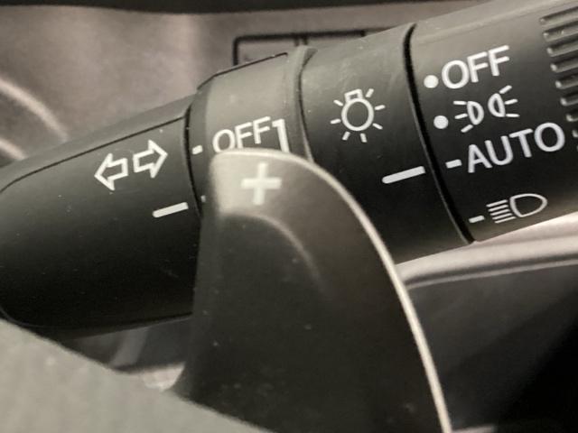 �X�e�A�����O�̗����A���E�Ƀp�h���V�t�g�����Ă��܂��B�E���{�A�����|�̑���ŃV�t�g�`�F���W���s���A�G���W���u���[�L�Ȃǂ̃}�j���A�����삪�ł��܂��B