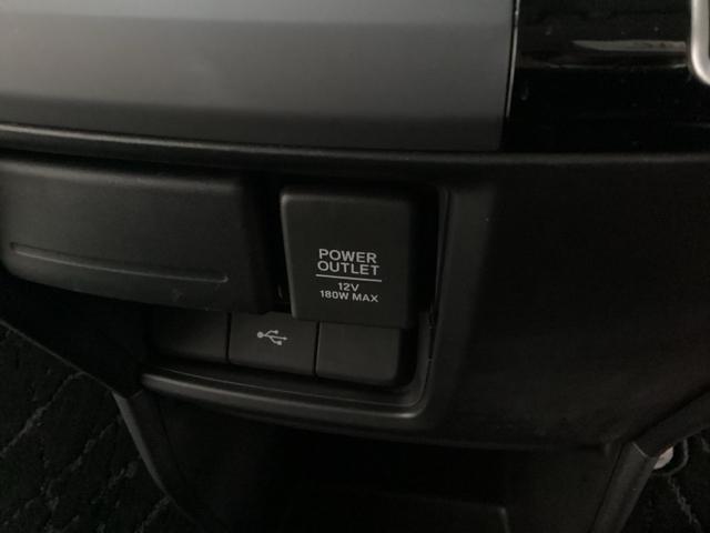 �A�N�Z�T���[�\�P�b�g�͂t�r�a�̃A�_�v�^�[�Ȃǂ�����΁A�X�}�z�̏[�d�ɂ��g���܂��B���ɂ̓i�r�Q�[�V�����p�̊O�����͉\�Ȃt�r�a�[�q�����Ă���A���ӂɂ͕����u����{�b�N�X�����Ă��܂��B