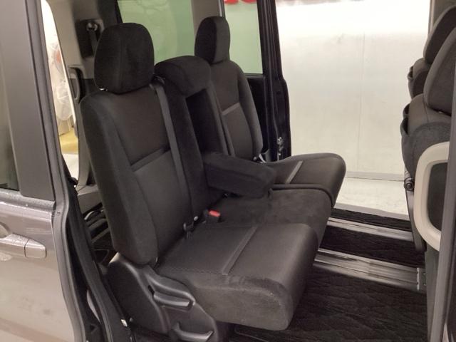 �Q��ڃV�[�g�͔w������̊p�x���߂��ł���x���`�V�[�g�ɂȂ��Ă���܂��B�������^�]�ɂȂ��Ă��������Ƃł���悤�ɃA�[�����X�g�����Ă܂��B