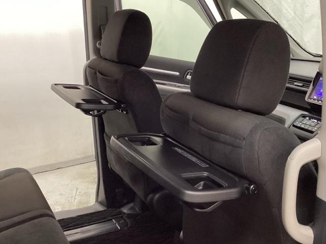 �^�]�ȁE����Ȃ̔w������ɂ́A�Q��ڃV�[�g�p�ɃJ�b�v�z���_�[�t���́u�i�[���̃V�[�g�o�b�N�e�[�u���v�𑕔����Ă��܂��B�x�e���̂�����Ƃ������ԂȂǃJ�b�v��u������A�����u���Ɏg���ĕ֗��ł��B