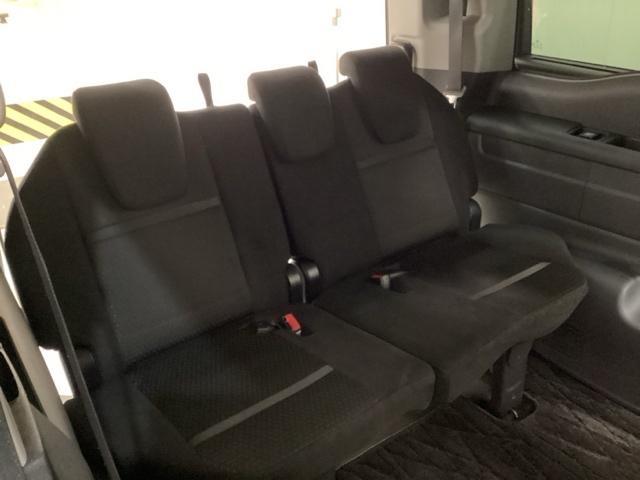 �R��ڃV�[�g�͂Q��ڃV�[�g���X���C�h����̂ŁA�������L��������������X�y�[�X���m�ۂ���Ă��܂��B���T�C�h�ɂ̓J�b�v�z���_�[�����Ă��܂��B