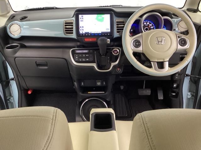 �ԓ��͌��G�}�R�ۏ��L�{�H�ςł��B�X�^�C���b�V���ȃf�U�C���Œg���݂̂���C���p�l��������o���܂��B�O���[�u�{�b�N�X��J�b�v�z���_�[�̂ق��Ƀg���[�Ȃǂ�������̎��[�X�y�[�X����������Ă��܂��B