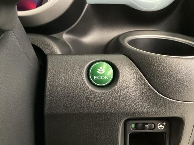 �d�b�n�m���[�h���n�m�ɂ���ƃA�N�Z���y�_���̓����ɑ΂���G���W���̔����ƃG�A�R���̐����؂芷���邱�ƂŁA�R��̂����^�]������h���C�o�[���y�_���𓥂񂾎��Ɠ����悤�ɃG���W���𐧌䂵�܂��B