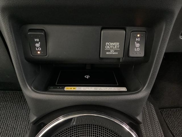 �O�Ȃ̍��E�ʁX�̃V�[�g�q�[�^�[�X�C�b�`���t���Ă��܂��B�g���Ƃk���̂Q�i�K�ŉ��x�ݒ肪�ł��܂��B�X�C�b�`�̊Ԃɂ̓A�N�Z�T���[�\�P�b�g�ƃ��C�����X�[�d�킪���Ă���A�ړ����ɏ[�d���ł���̂ŕ֗��ł��B