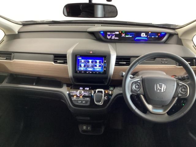 �ԓ��͌��G�}�R�ۏ��L�{�H�ςł��B�X�^�C���b�V���ȃf�U�C���Œg���݂̂���C���p�l��������o���܂��B�O���[�u�{�b�N�X��J�b�v�z���_�[�̂ق��Ƀg���[�Ȃǂ�������̎��[�X�y�[�X����������Ă��܂��B