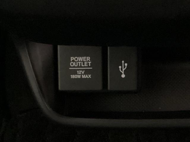 �A�N�Z�T���[�\�P�b�g�͂t�r�a�̃A�_�v�^�[�Ȃǂ�����΁A�X�}�z�̏[�d�ɂ��g���܂��B���ɂ̓i�r�Q�[�V�����p�̊O�����͉\�Ȃt�r�a�[�q�����Ă���A���ӂɂ͕����u����{�b�N�X�����Ă��܂��B