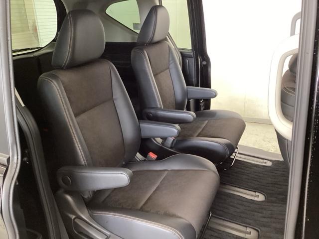 �Q��ڃV�[�g�́A�O��ɃX���C�h���鍶�E�̍��Ȃ��Ɨ����Ă���L���v�e���V�[�g�ł��B�^�񒆂̒ʘH����R��ڂ֏�邱�Ƃ��ł��܂��B�Z���^�[�s���[�ɂ͏��~��ɕ֗��ȃA�V�X�g�O���b�v������܂��B