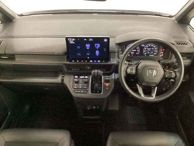 �ԓ��͌��G�}�R�ۏ��L�{�H�ςł��B�C���p�l����̓X�^�C���b�V���ȃf�U�C���ŋ@�\�⑕�����[�����Ă��܂��B�O���[�u�{�b�N�X��J�b�v�z���_�[�̂ق��Ƀg���[�Ȃǂ�������̎��[�X�y�[�X���t���Ă��܂��B