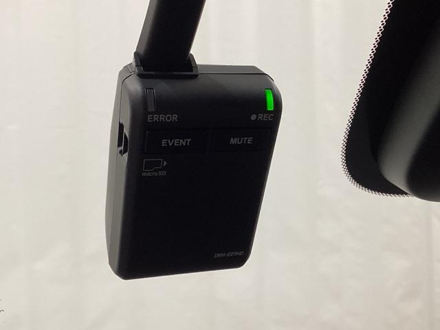 �h���C�u���R�[�_�[���O���̊Ď������Ă���܂��B�Փ˂�}�u���[�L�Ȃǂ����m�����ꍇ�ɁA�L�^���ꂽ���悪������̍ۂɒ��O�̏󋵂�c������菕���ƂȂ�܂��B