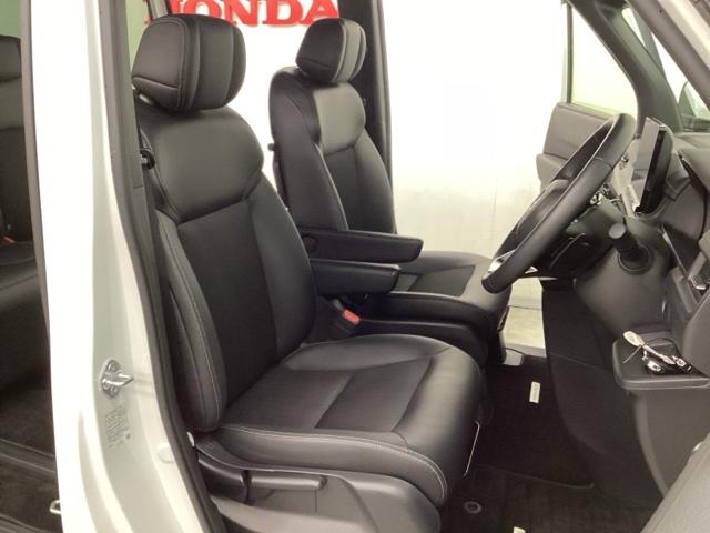 �����ł��^�]�����₷���悤�ɁA�V�[�g�̍��������@�\�i�V�[�g���t�^�[�j�����Ă��܂��B�L�������ɂ����������V�[�g�ɂ͕I�|���������Ă��蒷�����̉^�]�ł����ɂ����V�[�g�ł��B