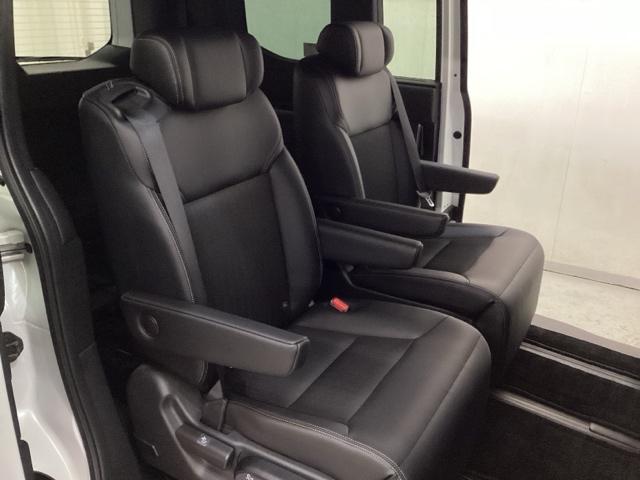 �Q��ڃV�[�g�́A�O�㍶�E�ɉ����A���R�ɃX���C�h���ł��A�V�[�����X�ȃI�b�g�}���t���̃L���v�e���V�[�g�ƂȂ��Ă��܂��B�p�x�͂��D�݂̈ʒu�ɒ����\�B�����܂������ɐL�΂��Ă��낰�܂��B