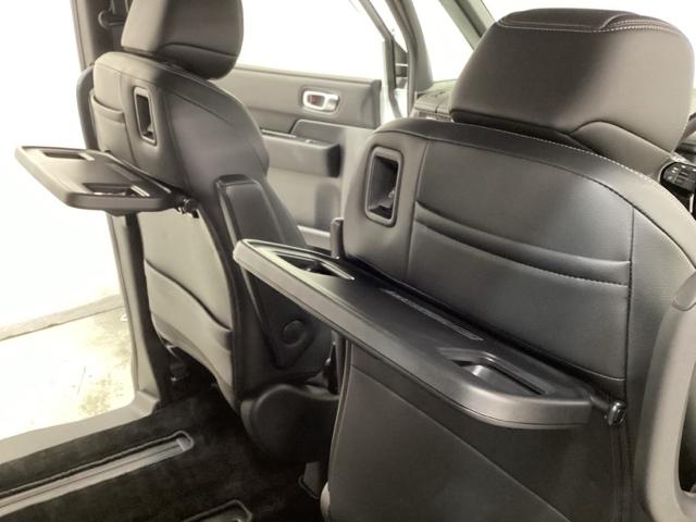 �^�]�ȁE����Ȃ̔w������ɂ́A�Q��ڃV�[�g�p�ɃJ�b�v�z���_�[�t���́u�i�[���̃V�[�g�o�b�N�e�[�u���v�𑕔����Ă��܂��B�x�e���̂�����Ƃ������ԂȂǃJ�b�v��u������A�����u���Ɏg���ĕ֗��ł��B