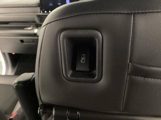 �^�]�Ȃ̌��ɂ͏[�d�\�Ȃt�r�a�[�q�����Ă��܂��B���̃|�P�b�g�ɃX�}�[�g�t�H���Ȃǂ���������ňړ����ɏ[�d���ł���̂ŕ֗��ł��B