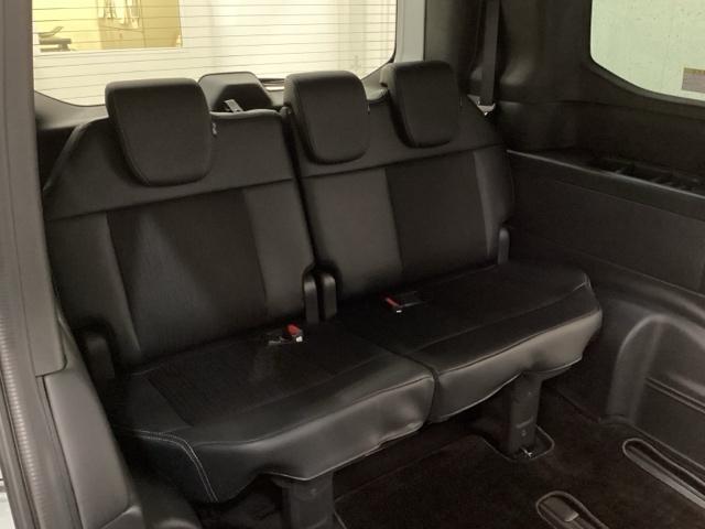 �R��ڃV�[�g�͂Q��ڃV�[�g���X���C�h����̂ŁA�������L��������������X�y�[�X���m�ۂ���Ă��܂��B���T�C�h�ɂ̓J�b�v�z���_�[�����Ă��܂��B