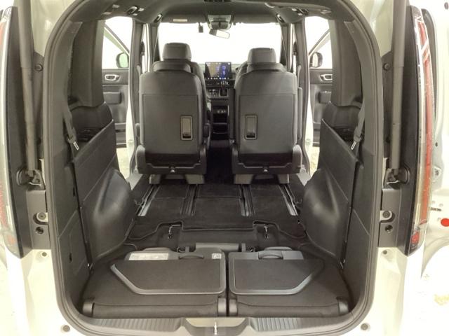 �R��ڃV�[�g�͏����Ɏ��[�ł���^�C�v�ɂȂ��Ă��܂��B�Q��ڃV�[�g���őO�܂ŃX���C�h������΍L���ו��X�y�[�X���o�����܂��B���ʂ͒i�������Ȃ��ו��̏o����������₷���Ȃ��Ă��܂��B