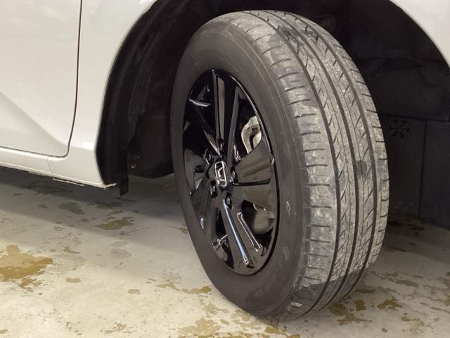 フリードハイブリッド ハイブリッド・Ｇブラックスタイル　いまコレ＋新品・フロアカーペットマット付　光触媒抗菌消臭施工済　ブレーキサポート　左右電動スライドドア　ＵＳＢ　リアカメラ　前席シートヒーター　イモビ　助手席エアバッグ　地デジ　ＶＳＡ　クルコン（24枚目）