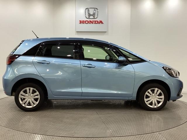 フィット ベーシック　純正メモリーナビ　ＥＴＣ　障害物センサー　サイドカーテンエアバック　サイドエアバッグ　ＬＥＤヘッドライト　４ＷＤ　ホンダセンシング　誤発進抑制機能　ＶＳＡ　フルセグＴＶ　ソナー　クルコン　スマートキー（4枚目）