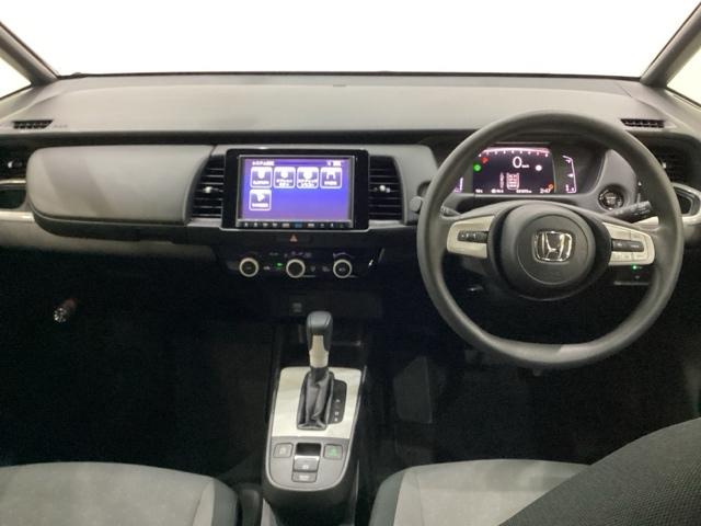 フィット ベーシック　純正メモリーナビ　ＥＴＣ　障害物センサー　サイドカーテンエアバック　サイドエアバッグ　ＬＥＤヘッドライト　４ＷＤ　ホンダセンシング　誤発進抑制機能　ＶＳＡ　フルセグＴＶ　ソナー　クルコン　スマートキー（5枚目）
