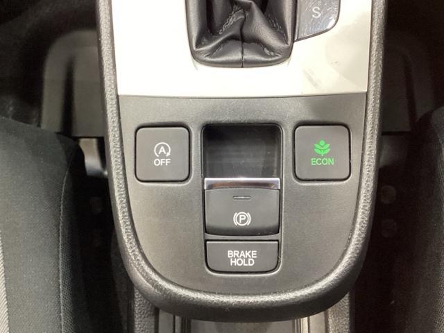 フィット ベーシック　純正メモリーナビ　ＥＴＣ　障害物センサー　サイドカーテンエアバック　サイドエアバッグ　ＬＥＤヘッドライト　４ＷＤ　ホンダセンシング　誤発進抑制機能　ＶＳＡ　フルセグＴＶ　ソナー　クルコン　スマートキー（8枚目）